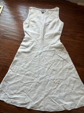 ADRIANNA PAPELL Sleeveless Dress with Floral Appliqué Size 6 side zipper